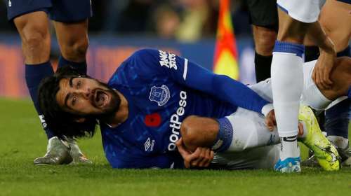 Σοκαριστικός τραυματισμός στο Έβερτον – Τότεναμ (βίντεο)