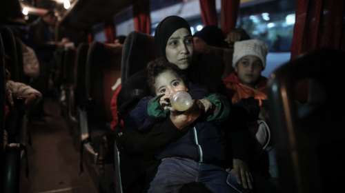 Στον Πειραιά 197 πρόσφυγες, αντιδράσεις στην ενδοχώρα