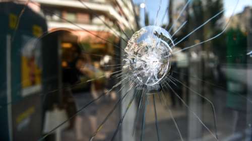 Επίθεση με βαριοπούλες σε τράπεζα στη Δάφνη