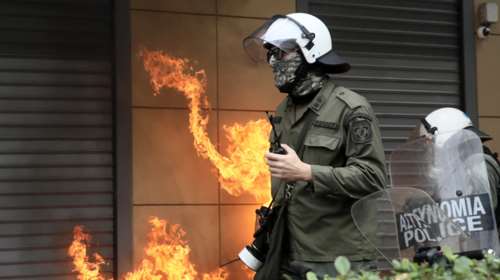 Μπαράζ επιθέσεων σε διμοιρίες των ΜΑΤ με ορμητήριο την ΑΣΟΕΕ