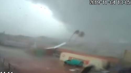 Καλαμάτα: Η στιγμή που ανεμοστρόβιλος χτυπά εργοστάσιο