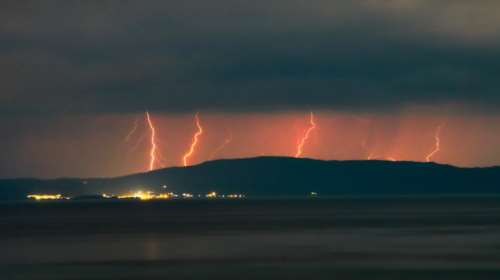 Σε εξέλιξη το κύμα κακοκαιρίας: 4.000 κεραυνοί στο Ιόνιο