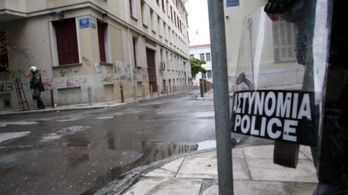 Επίθεση κατά αστυνομικών στα Εξάρχεια - 18 προσαγωγές