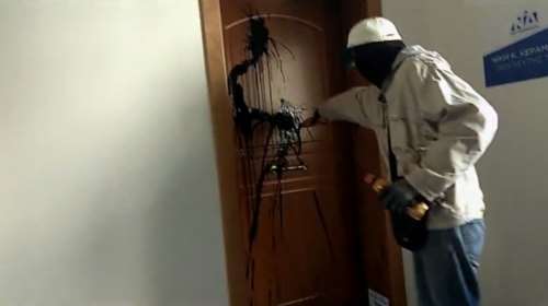 Επίθεση του Ρουβίκωνα με μπογιές στο γραφείο της Κεραμέως