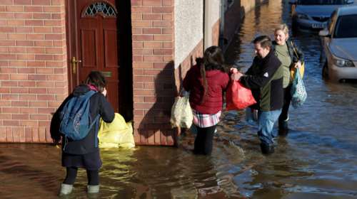 Εντονες βροχοπτώσεις προκαλούν πλημμύρες στη βόρεια Αγγλία