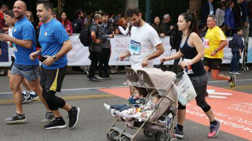 Μαραθώνιος με το καρότσι: Οι νέοι γονείς έδωσαν το καλό παράδειγμα