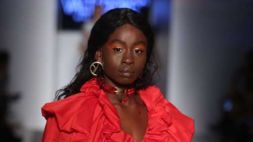 Σουζάνα Κουόλ: Με περούκες και μαντήλια στα μαλλιά στην εβδομάδα μόδας