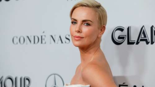 Σαρλίζ Θερόν: Πανέμορφη με αγαλματένιο μπούστο και πλατινέ μαλλί