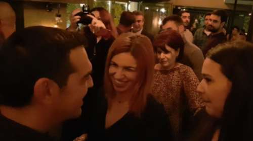 Άνετος και χαλαρός ο Τσίπρας σε μπαρ της Κοζάνης (βίντεο)
