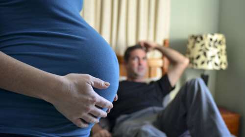 Μία στις 16 εγκύους στην Ελλάδα πέφτει θύμα κακοποίησης από το σύντροφό της