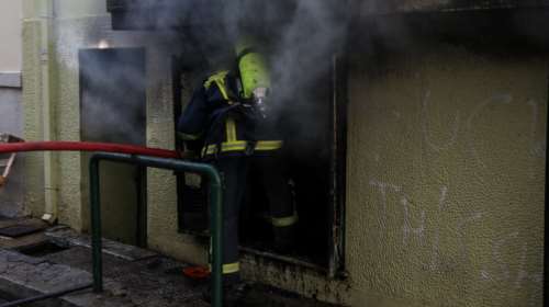 Υπό έλεγχο η φωτιά στην Κυψέλη - Τρεις ελαφρά τραυματίες