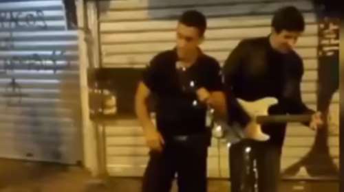 Αστυνομικός τραγουδάει «Stand by me» δίπλα σε πλανόδιο στο Μοναστηράκι