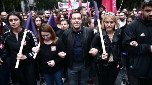 Ο Τσίπρας επικεφαλής του ΣΥΡΙΖΑ στην πορεία στην πρεσβεία των ΗΠΑ (φωτό)