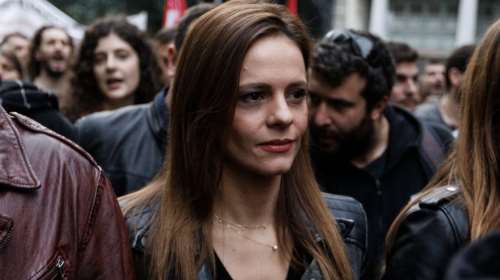 Η Αχτσιόγλου στην πορεία του Πολυτεχνείου- Με δερμάτινο μπουφάν, αγέλαστη