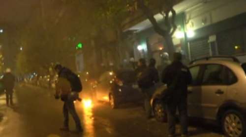 Επεισόδια στην Θεσσαλονίκη: Κουκουλοφόροι έριξαν μολότοφ, έκαψαν αυτοκίνητο