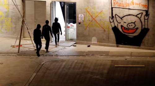 Χονγκ Κονγκ: Ταμπουρωμένοι στο Πολυτεχνείο 100 διαδηλωτές [Εικόνες]