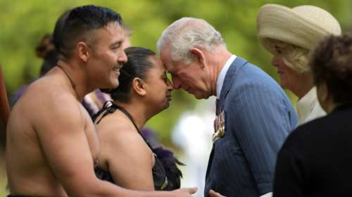 Κάρολος - Καμίλα: Έκαναν «μυτούλες» με ημίγυμνους πολεμιστές Μαορί