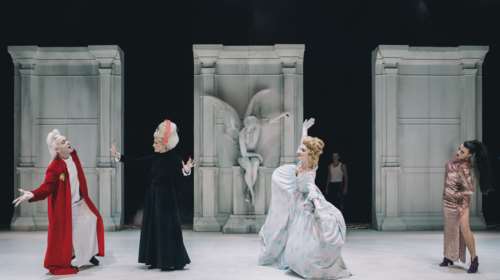 To καινούργιο σπίτι του Γκολντόνι στη σκηνή Κοτοπούλη