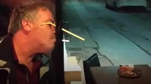 Ο ''αντικαπνιστικός'' στο ελληνικό καφενείο έγινε viral