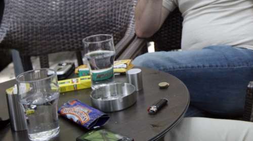 Το πρώτο πρόστιμο για κάπνισμα στην Αθήνα - «Καμπάνα» 500 ευρώ