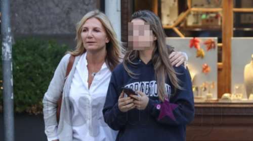 Μαρέβα Μητσοτάκη: Βόλτα στην Αθήνα με την μικρή κόρη της Δάφνη [Εικόνα]