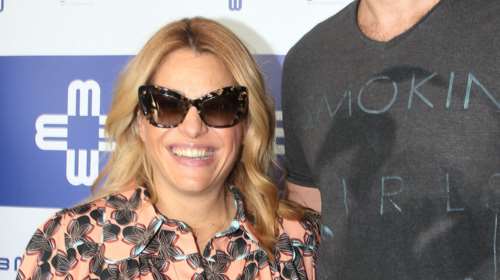 Η Τζένη Μπότση βγήκε από το μαιευτήριο με την κόρη της [Βίντεο]