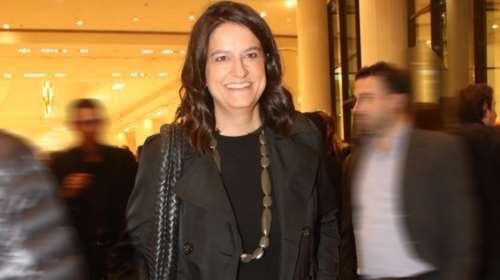 Η απρόβλεπτη, casual εμφάνιση της Νίκης Κεραμέως στο Μέγαρο