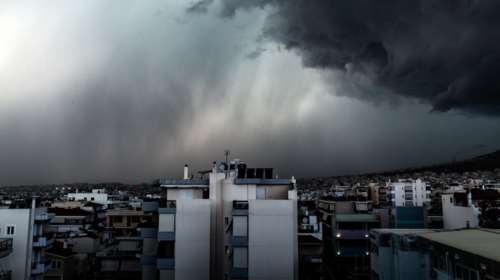 Ισχυρή βροχή: Έσπασε αγωγός στην Κηφισιά-Διεκόπη αγώνας βόλεϊ