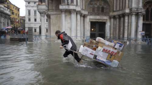 Βενετία: Ολοι με γαλότσες και ο Μπερλουσκόνι με ...σκαρπίνια