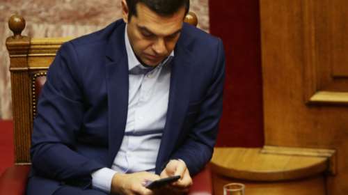 Ο Τσίπρας έστελνε μηνύματα στο κινητό - Την ώρα της ομιλίας Μητσοτάκη