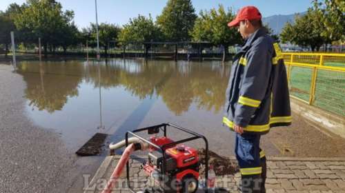 Λαμία: Η αυλή σχολείου έγινε ...πισίνα από τη νεροποντή [φωτο - βίντεο]