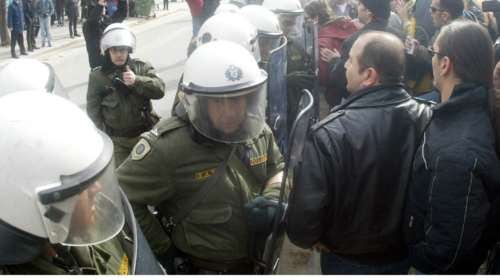 Επεισόδια με οπαδούς και τα ΜΑΤ έξω από το Παλαί ντε Σπορ