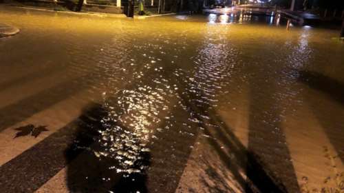 «Πνίγηκε» η Κατερίνη: Εκκενώθηκαν σπίτια - Οι πρώτες εικόνες