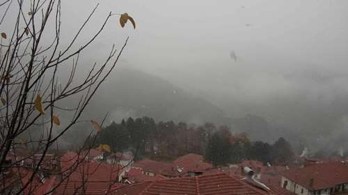 Χιονίζει στο Μέτσοβο -Στον 1 βαθμό Κελσίου ο υδράργυρος (βίντεο)