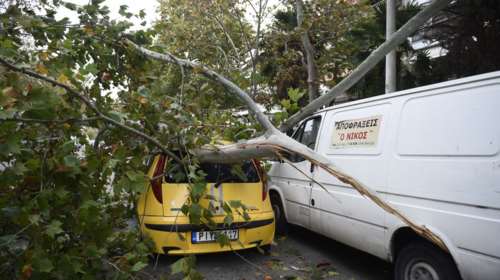 Θεσσαλονίκη:Τραυματίστηκε εργαζόμενη - Καταπλακώθηκαν ΙΧ