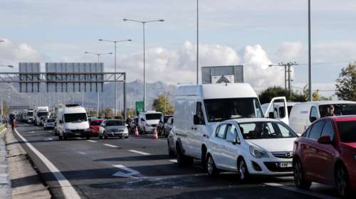 Μποτιλιάρισμα στην Αθηνών - Κορίνθου: Σύγκρουση δύο φορτηγών και ενός ΙΧ