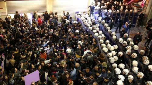 Τουρκία: Η αστυνομία διέλυσε διαδήλωση κατά της βίας σε βάρος των γυναικών