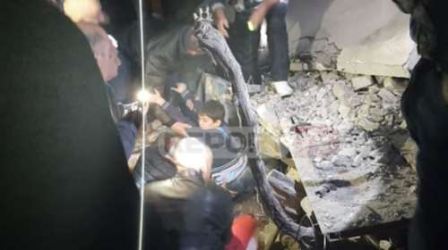 Σεισμός στην Αλβανία: Η δραματική διάσωση ενός αγοριού από τα συντρίμμια