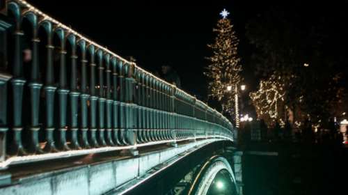 Άναψε στα Τρίκαλα το πιο ψηλό χριστουγεννιάτικο δέντρο στην Ελλάδα