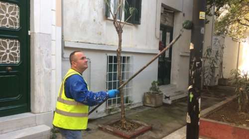 Ο δήμος Αθήνας καθαρίζει άλλον έναν πεζόδρομο στο Μεταξουργείο