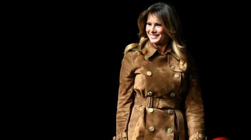 Μελάνια Τραμπ: Πώς συνδύασε τρεις τάσεις της σεζόν σε μία σούπερ εμφάνιση