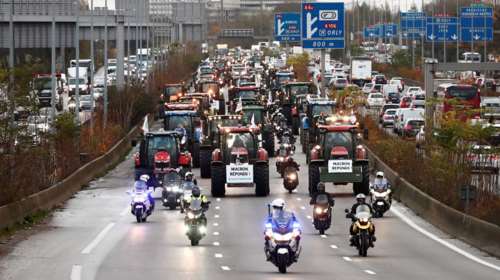 Γαλλία: Κινητοποιήσεις αγροτών με τρακτερ και σανό στα Ηλύσια Πεδία