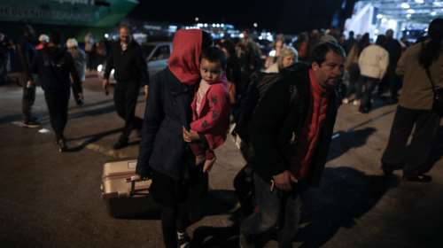 Στον Πειραιά φτάνουν άλλοι 72 πρόσφυγες από νησιά του Αιγαίου