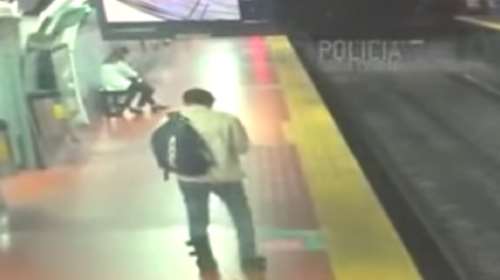 Χάζευε στο κινητό του και έπεσε στις ράγες του μετρό (βίντεο)