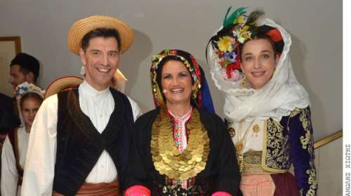 Διάσημοι Αθηναίοι ντύνονται Καραγκούνηδες και Σαρακατσάνες