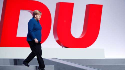 Το ατύχημα της Μέρκελ: Σκόνταψε και έπεσε στις σκάλες