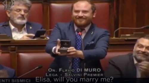 Ιταλία: Της έκανε πρόταση γάμου μέσα στη Βουλή
