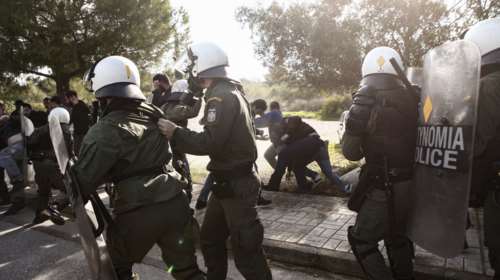 Άγρια σύγκρουση φοιτητών - ΜΑΤ στο Καβούρι: Χημικά και τραυματίες