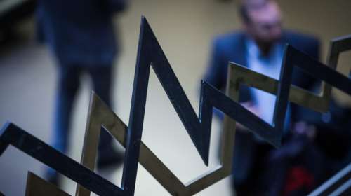 &quot;Έσπασε&quot; τις 900 μονάδες το Χρηματιστήριο