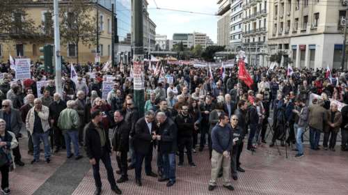 Πορεία του ΠΑΜΕ στο κέντρο της Αθήνας για το ασφαλιστικό